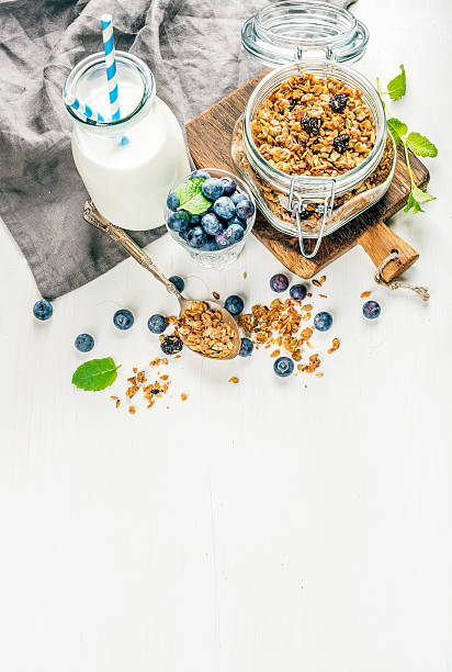 zdrowe śniadanie ingrediens. domowe muesli w otwartej szkło słój z mleka - jar oatmeal granola glass zdjęcia i obrazy z banku zdjęć