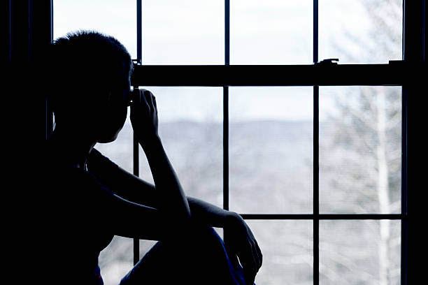 un adolescente ragazza fuori la finestra - child sadness little girls thinking foto e immagini stock
