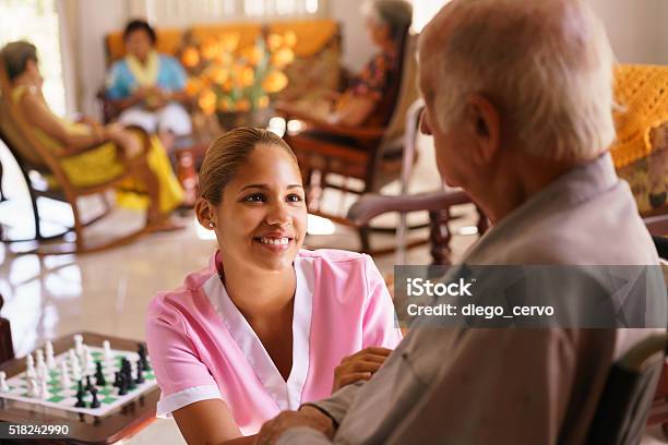 Cuidados Para Enfermos Terminales Enfermera Ayuda Hombre De Edad Avanzada Con Acceso Para Silla De Ruedas Foto de stock y más banco de imágenes de Personal de enfermería