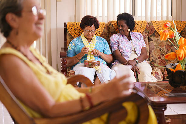 старший женщина в хоспис вязальных ватообразные - grandmother knitting senior women senior adult стоковые фото и изображения