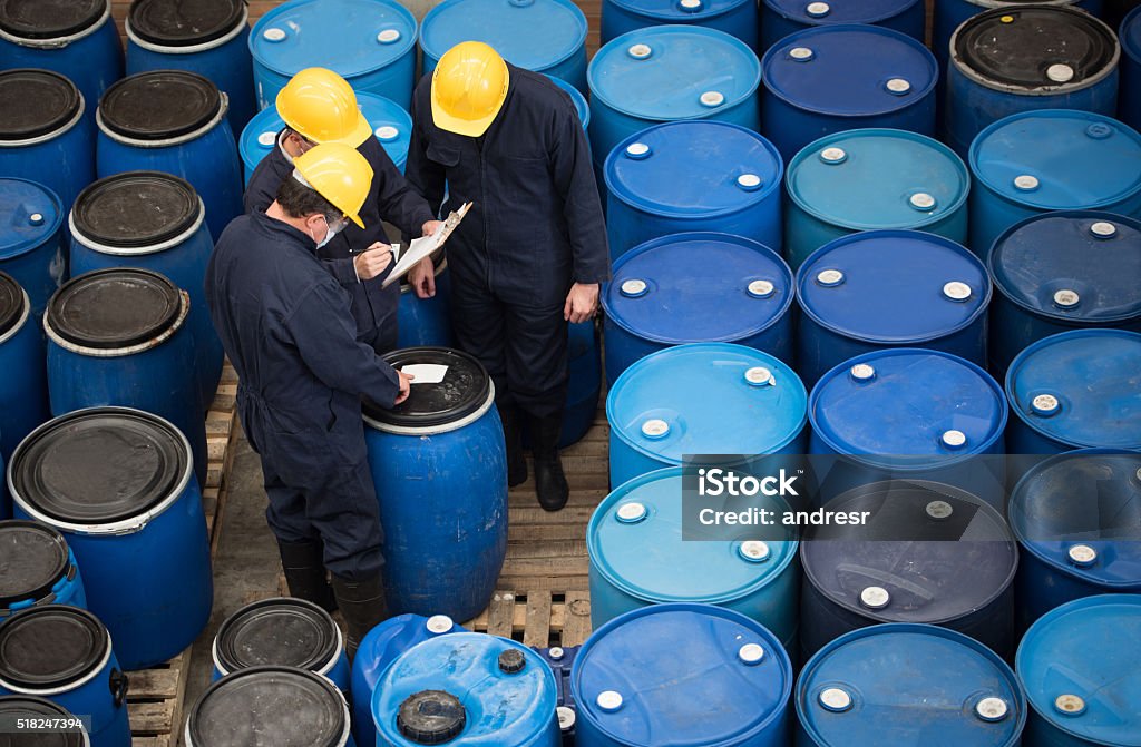 Hombres que trabajan en un almacén de productos químicos - Foto de stock de Sustancia química libre de derechos