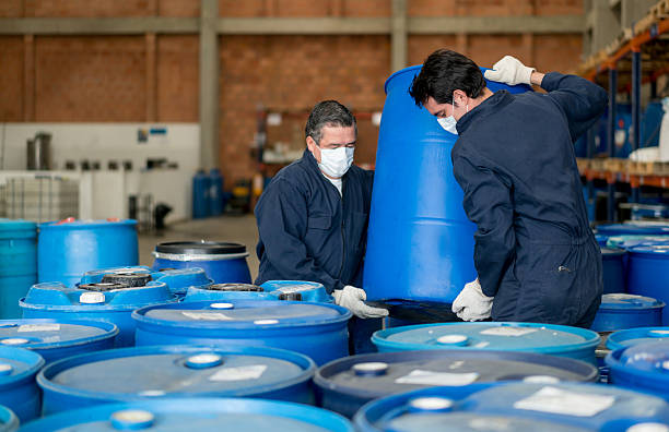 hommes travaillant dans une usine chimique - toxic substance photos et images de collection