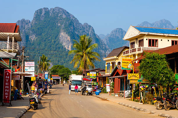 strada nel vang vieng, laos - vang vieng foto e immagini stock