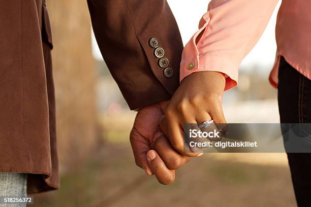 Engagement Stockfoto und mehr Bilder von Hände halten - Hände halten, Verlobungsring, Paar - Partnerschaft