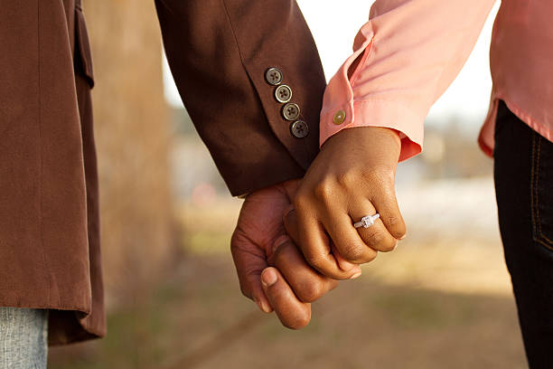 몰입유도 - holding hands honeymoon dating flirting 뉴스 사진 이미지