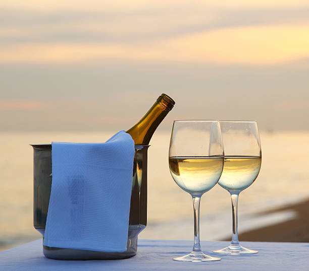 jantar romântico na praia - restaurant wine table table for two imagens e fotografias de stock