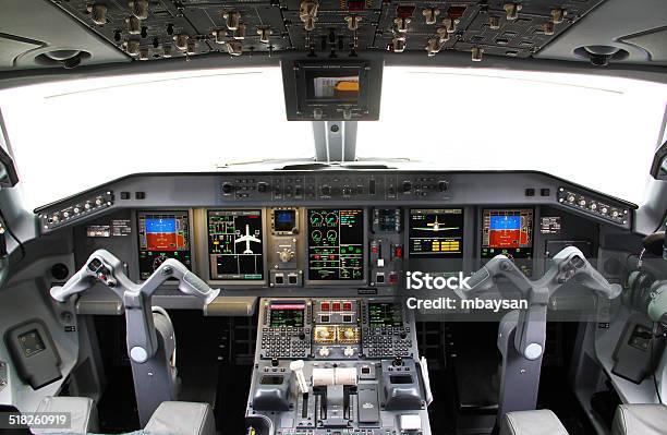 Flugzeugcockpit Stockfoto und mehr Bilder von Anleitung - Konzepte - Anleitung - Konzepte, Armaturenbrett, Ausrüstung und Geräte