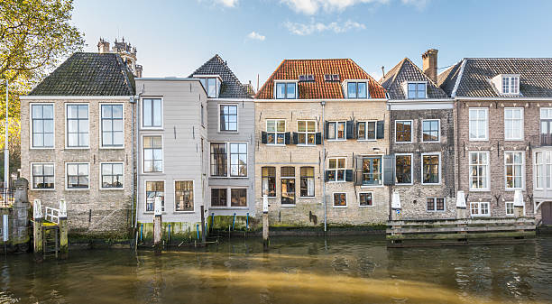 kanał domy w języku niderlandzkim city - dordrecht zdjęcia i obrazy z banku zdjęć