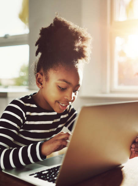 młody czarny dziewczyna rozmawiać z kimś, korzystający z laptopa - wireless technology serious education enjoyment zdjęcia i obrazy z banku zdjęć