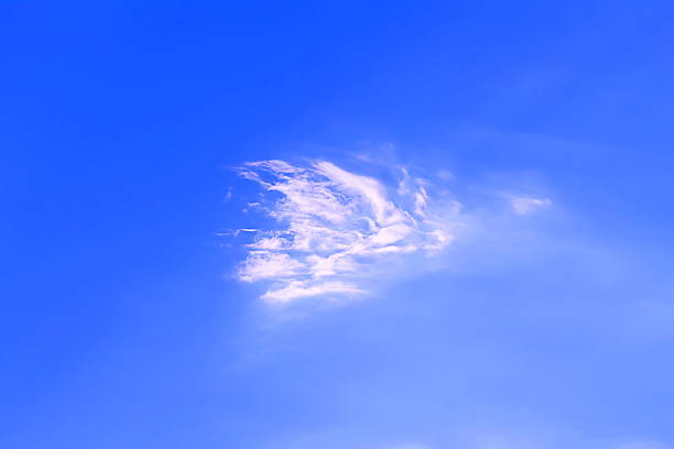 白い雲と青い空のライト - white cloud mountains ストックフォトと画像