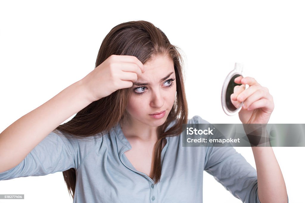 Frau schaut an der ersten Graues Haar auf Ihrer Kopfhaut - Lizenzfrei Kopfhaut Stock-Foto