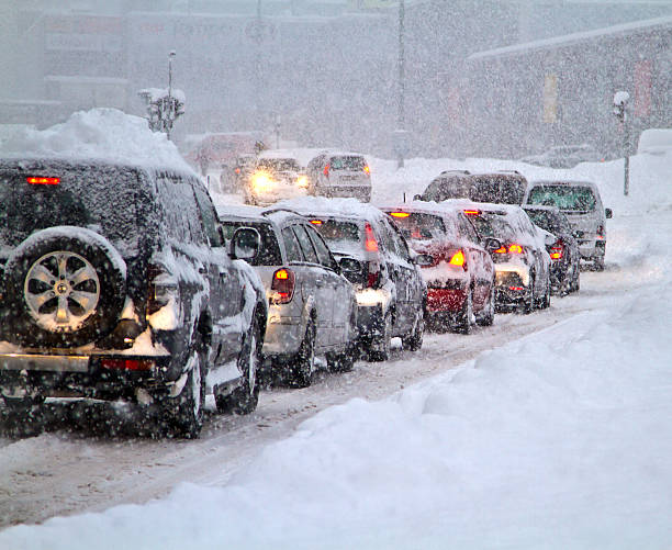 blizzard sur la route. - hiver photos et images de collection