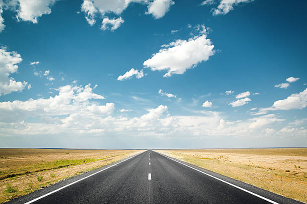 desert highway - vanishing point summer cloud sky stock-fotos und bilder