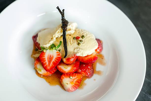 вкусные изысканные блюда - raspberry ice cream close up fruit mint стоковые фото и изображения