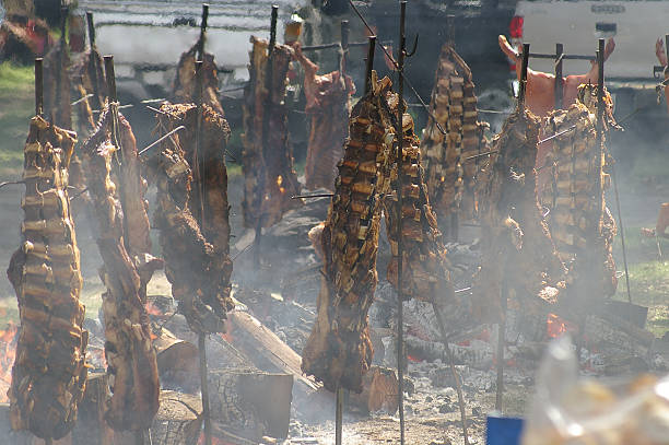 tradicional'asado" argentino - roast beef roasted spit roasted roasted prime rib - fotografias e filmes do acervo