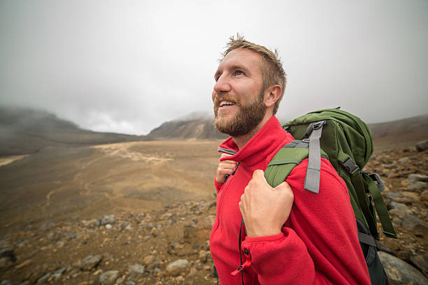 jeune homme marche on dirait de vue - tongariro crossing photos et images de collection