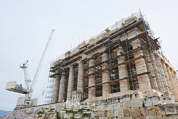 парфенон в восстановлению - scaffolding ancient construction site athens greece стоковые фото и изображения