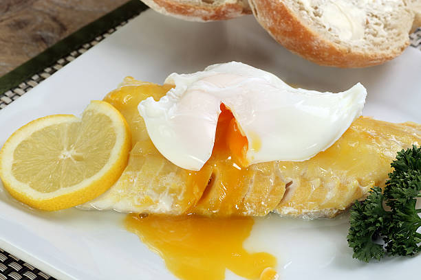 スモークコダラとポーチドエッグ - poached egg ストックフォトと画像