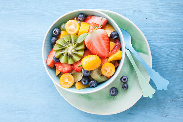 taza de cerámica con ensalada de frutas frescas - fruit salad freshness strawberry fotografías e imágenes de stock