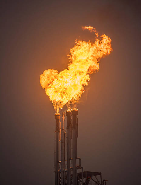 bruciando olio gas flare in una raffineria di petrolio grande - engineer environment factory orange foto e immagini stock