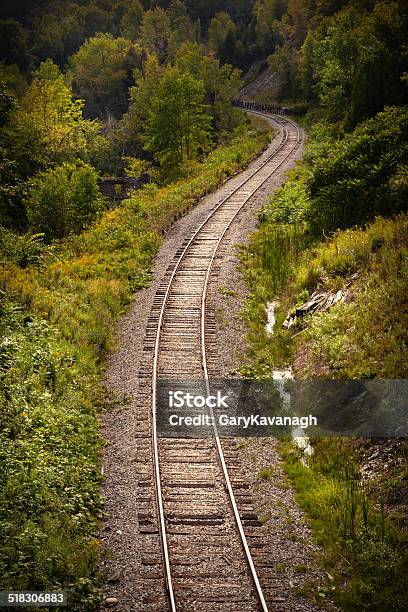 Kuvapankin valokuva otsikolla Rautatie Kaartaa Varovasti Credit Provincial Parkin Haarukoita – Lataa kuva nyt