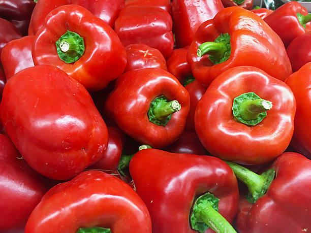doces frescos e pimentões vermelhos - pepper bell pepper market spice - fotografias e filmes do acervo