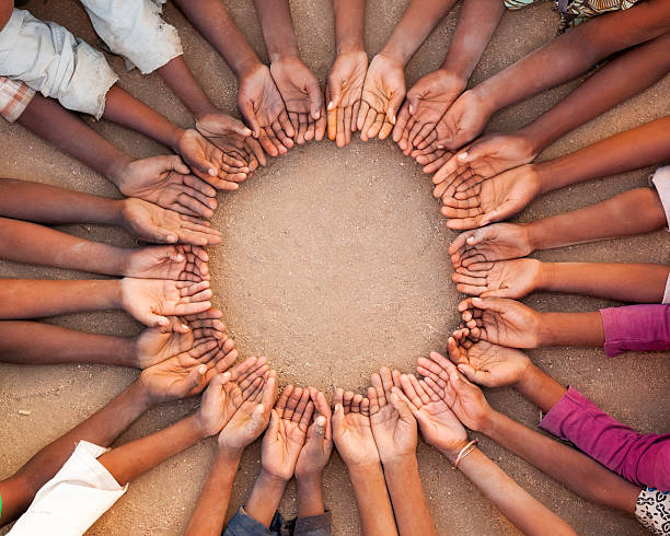 afrikanische kinder unter's hands - afrikanischer volksstamm stock-fotos und bilder