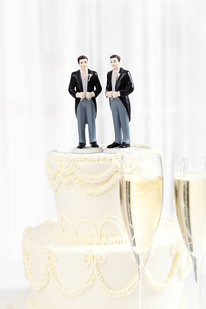 même sexe mariage, un gâteau de mariage et champagne vertical - smoking issues photos et images de collection