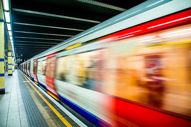 metro de londres - subway station railroad station uk passenger fotografías e imágenes de stock