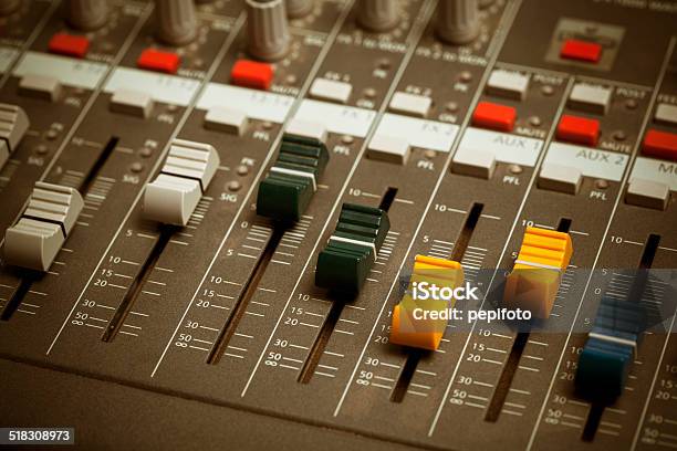 Music Mixer Stockfoto und mehr Bilder von Audiogerät - Audiogerät, Audiozubehör, Aufnahmegerät