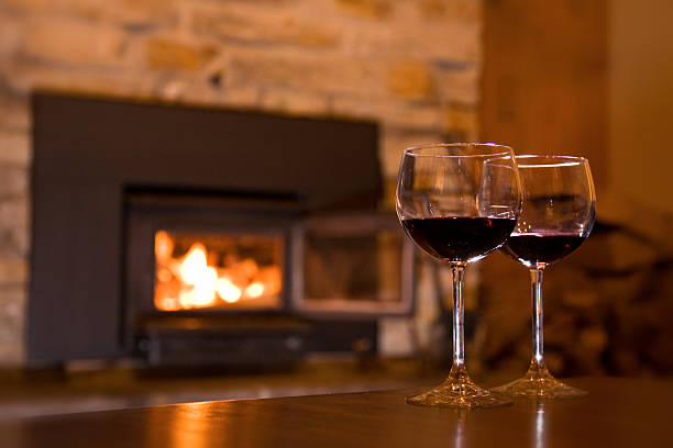 coupes de vin sur une mesa devant feu das nações unidas - apres ski couple love winter - fotografias e filmes do acervo