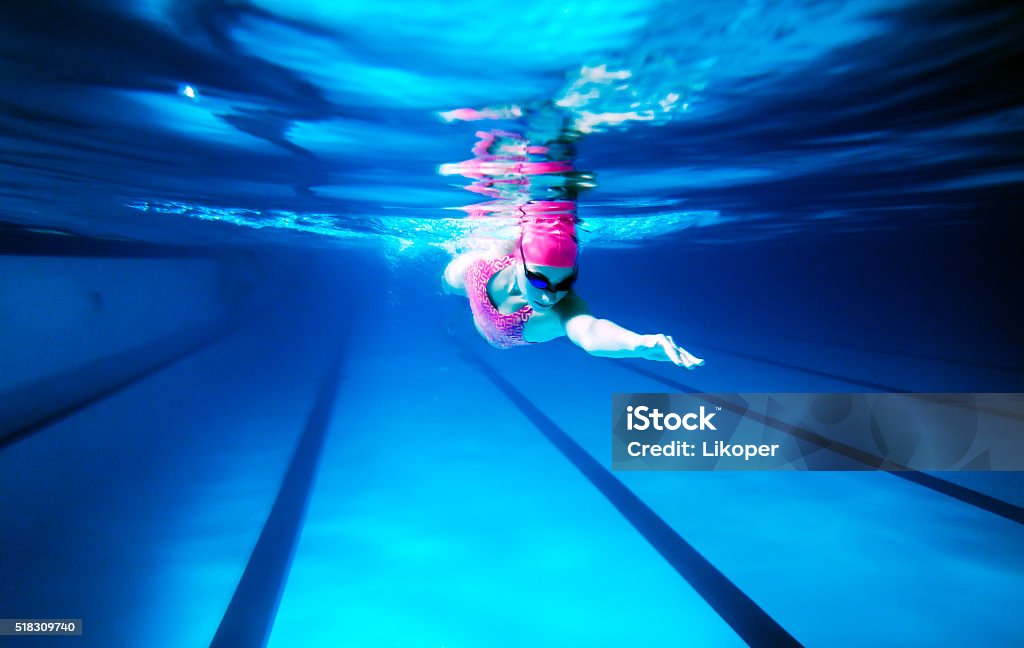 Femme natation nage libre - Photo de Natation libre de droits