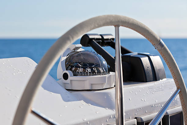 sailing yacht rueda de control y de aplicación - helm nautical vessel sailing ship sailing fotografías e imágenes de stock