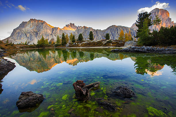 lago limides y monte lagazuoi, alpes dolomíticos - belluno veneto european alps lake fotografías e imágenes de stock