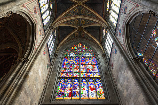 витраж роза окно внутри votive церковь в вене - altar church vienna gothic style стоковые фото и изображения