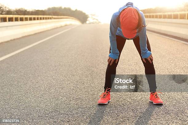 Müde Frau Läufer Eine Erholung Nach Dem Laufen Ist Anstrengend Stockfoto und mehr Bilder von Rennen - Körperliche Aktivität