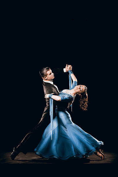dramática argentino pareja de baile de tango campeonato de competencia - waltzing fotografías e imágenes de stock