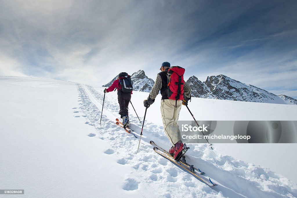 Dois idosos Alpina esquiadores - Foto de stock de Esqui - Esqui e snowboard royalty-free