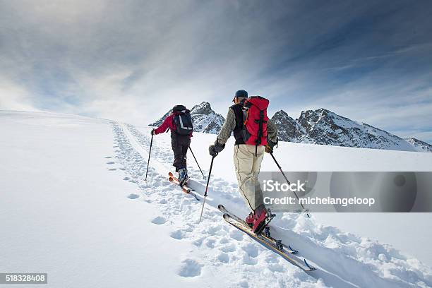 Foto de Dois Idosos Alpina Esquiadores e mais fotos de stock de Esqui - Esqui e snowboard - Esqui - Esqui e snowboard, Esqui - Equipamento esportivo, Neve