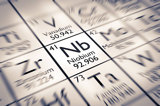 enfoque en niobio elemento química del mendeleiev tabla de los elementos - niobium fotografías e imágenes de stock