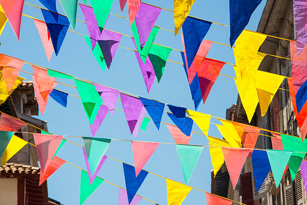 guirlandes colorées décoratives sur les rues de la ville de bayonne - kermesse photos et images de collection