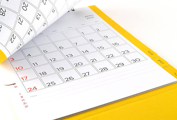 istock desk calendar with days and dates in April 2016 518339068