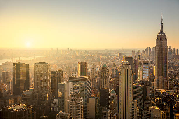 la ville de nouveau york avec hauts gratte-ciel urbain au soleil en douceur - new york city sunrise new york state usa photos et images de collection