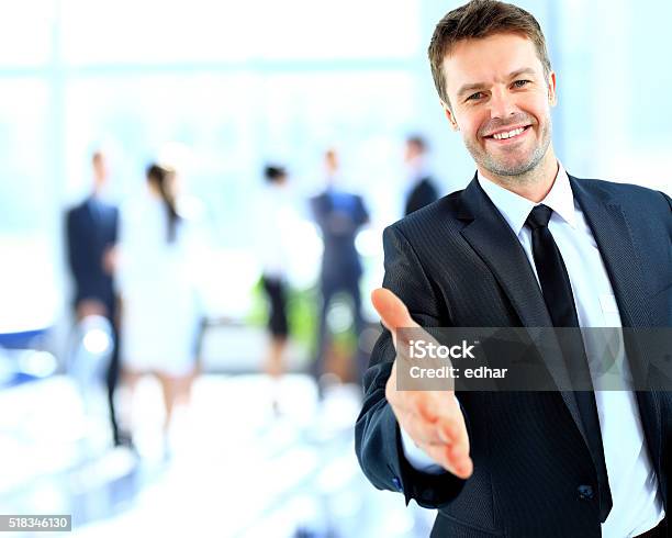 Geschäftsmann Mit Einem Hände Schütteln Stockfoto und mehr Bilder von Dienstleistung - Dienstleistung, Erwachsene Person, Festlich gekleidet