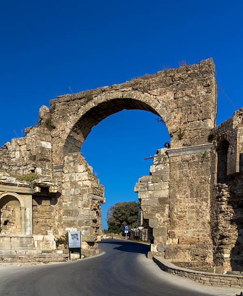 istock Gate of Vespasian, Side, Turkey 518348054