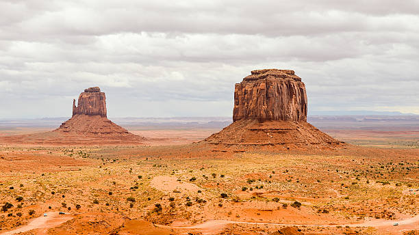 mitene e merrick buttes-monument valley, arizona - merrick butte imagens e fotografias de stock