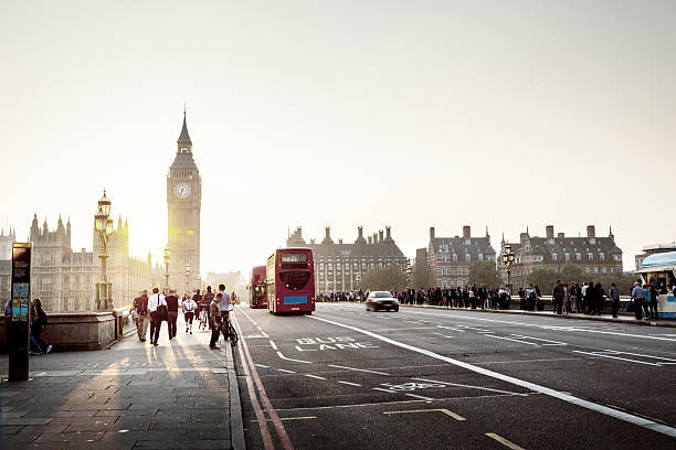 вестминстерский мост на закате, лондон, великобритания - london england uk travel big ben стоковые фото и изображения