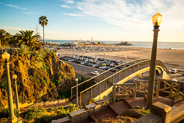 закат в санта-монике, калифорния, сша - santa monica pier beach panoramic santa monica стоковые фото и изображения