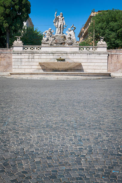 fontana del nettuno en plaza del pueblo en roma, italia - piazza navona rome neptune copy space fotografías e imágenes de stock