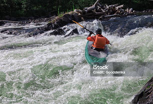 Piragüista De Whitewater Foto de stock y más banco de imágenes de Kayak - Piragüismo y canotaje - Kayak - Piragüismo y canotaje, Kayak - Barco de remos, Catarata